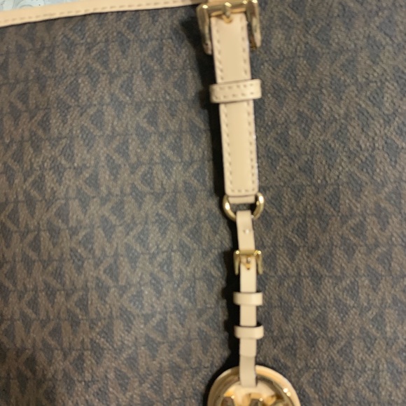 Large Michael Kors Tote - Picture 6 of 8